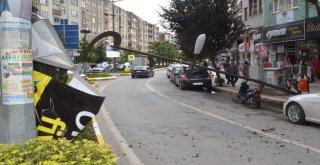 Pankarta Takılan Kamyonet, Aydınlatma Direklerini Yıktı