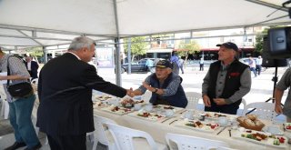 Başkan Karaosmanoğlu, Kent Meydanında Esnafla Buluştu