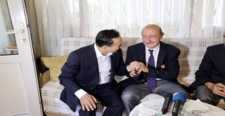 Güney Koreliler Kore Gazisi Önünde Yere Kapaklanarak Saygılarını Gösterdi