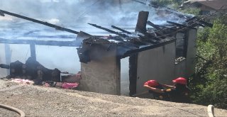 Yardımlarla Yapılan Ev Yanarak Kül Oldu