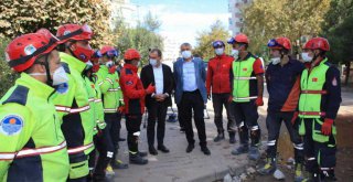 Zeydan Karalar, 'İzmir'de siyaset yok, yaraları sarma, acıları paylaşma var.'