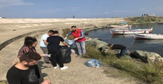 Deniz Kıyısından Bir Saatte 13 Büyük Poşet Çöp Topladılar