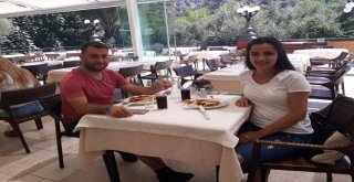 Vali Sonel, Gazi Jöhe Verdiği Balayı Sözünü Tuttu