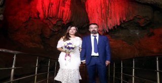 Mühendis Çift, Kentin Tanıtımı İçin Mağarada Nikah Kıydı