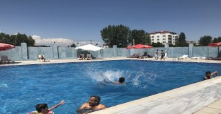 Iğdırlılar Sıcaktan Havuzlara Akın Etti