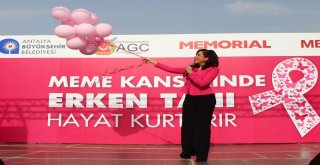 Şarkıcı Burcu Güneşten Pembe Konser