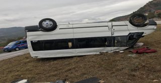 Minibüs Refüje Çıkarak Takla Attı: 3 Yaralı