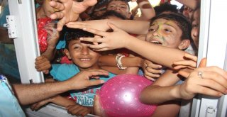Yoksul Çocuklara Top, Mısır, Pamuk Şeker Ve Kırtasiye Dağıtımında İzdiham