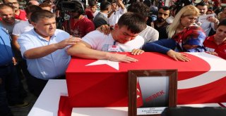 Şehit Anne Ve Oğluna Gözü Yaşlı Veda