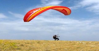 Erciş Semalarında Yamaç Paraşütü Keyfi