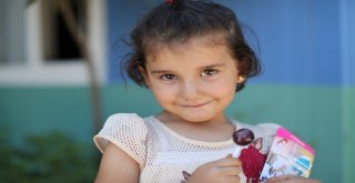 Suriyede Savaşta Annelerini Kaybeden Çocukların Saçlarına İlk Kez Örgü Yapıldı