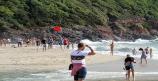 Alanyada Kırmızı Bayraklar Bile Turistleri Durduramadı