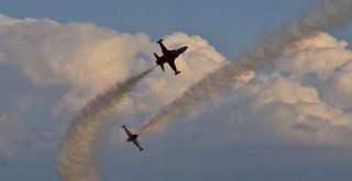 Türk Yıldızlarından Nefes Kesen Gösteri