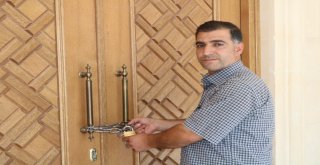Hırsızlıktan Bıkan Cemaat Caminin Kapısına Zincir Vurdu