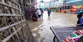 Bangladeşte Yağan Yağmur Taşkına Döndü