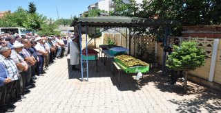 Bulgaristandaki Kazada Ölen 4 Kişilik Gurbetçi Aile Gözyaşları Son Yolculuklarına Uğurlandı