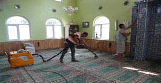 Erdemlide İbadethaneler Periyodik Olarak Temizleniyor