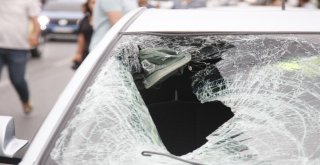 Gözlüğü Ve Şapkası Otomobilin Camına Yapıştı