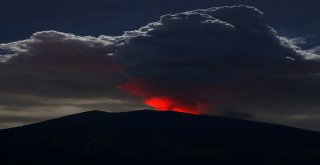 Endonezyada Agung Yanardağı Harekete Geçti