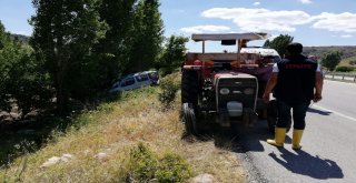 Traktör Hafif Ticari Araca Çarptı: 1 Yaralı