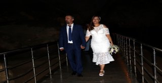 Mühendis Çift, Kentin Tanıtımı İçin Mağarada Nikah Kıydı