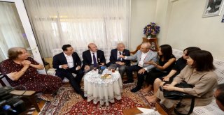 Güney Koreliler Kore Gazisi Önünde Yere Kapaklanarak Saygılarını Gösterdi