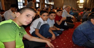 Bayram Namazında Camiler Doldu Taştı