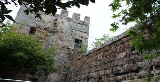 Kale Surlarından Beton Zemine Düşen Kişi Hayatını Kaybetti