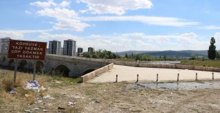 Tarihi Köprüdeki Aşk Sözleri Muhtarı İsyan Ettirdi