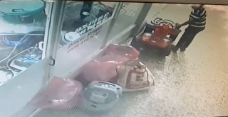Oyuncak Akülü Atvyi Dükkan Önünden Çaldı