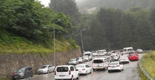 Uzungöle Akın Eden Turistler Trafiği Saatlerce Kilitledi