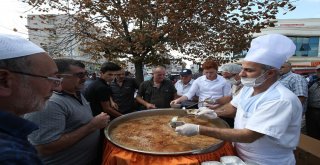 Başkan Toçoğlu Aşure Dağıttı