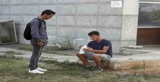 Tanımadığı Kişilere Kitap Hediye Etti