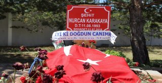 Şehit Bebeğin Ve Annenin Mezarında Hüzünlü Arefe