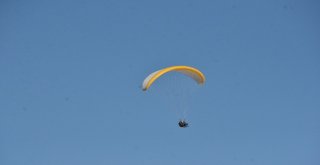 Erzincan Valisi Paraşütle Uçtu
