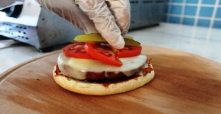 Osmanlı Hamburgeriyle Geleneksel Türk Tadlarını Yeni Nesile Aktarmaya Çalışıyor