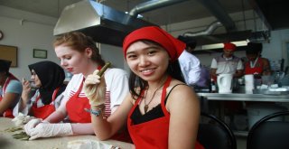 (Özel Haber) Dünyanın Dört Bir Yanından Gelen Öğrenciler Dolma Sardı, Mantı Yaptı