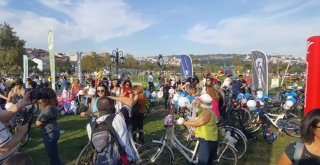 Süslü Kadınlar Egzoz Gazına Karşı Pedalladı
