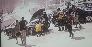 Bir Anda Motorundan Duman Çıkan Otomobili Akaryakıt İstasyonu Görevlileri Söndürdü