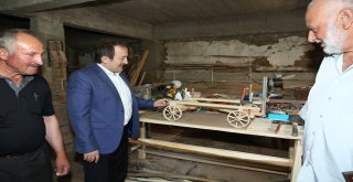 Vali Pehlivandan Geçmişi Geleneksel Araç Gereçlerle Yaşatmaya Çalışan Habip Ekovana Teşekkür Belgesi