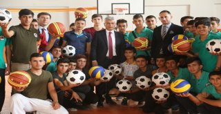 Cizre Belediyesi Okullara Spor Malzemesi Desteği Sundu