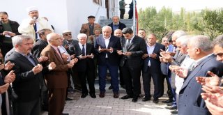 Depremde Zarar Gören Cami Yeniden Yapıldı