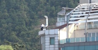 Metrelerce Yükseklikte Canlarını Hiçe Sayarak Baca Tamiri Yaptılar