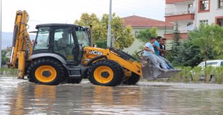 Suda Mahsur Kalan Minibüse İlginç Kurtarma