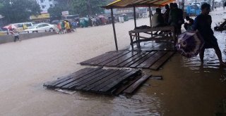 Bangladeşte Yağan Yağmur Taşkına Döndü