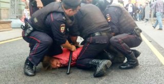 Rusyada İzinsiz Gösteri Yapan 100 Kişi Gözaltına Alındı