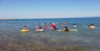 Mersinde Çocuklar Ekran Başlarından Yüzerek Uzaklaşıyor