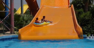 Vatandaşlar Serinlemek İçin Havuzlara Akın Etti