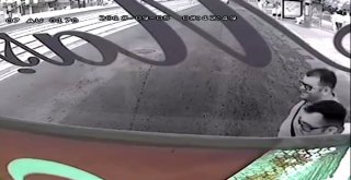 Otobüsü Durdurup Yol Kenarındaki Görme Engelli Vatandaşı Yolun Karşısına Geçirdi