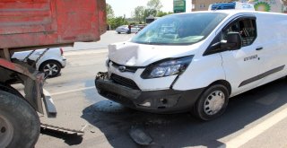 Yayaya Yol Vermek İsteyen Kamyon Minibüse Çarptı: 1 Yaralı